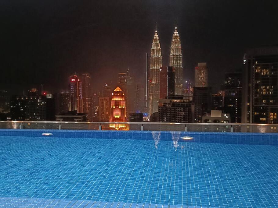 Col18b Modern Infinity Pool Klcc Balcony View Apartment Kuala Lumpur