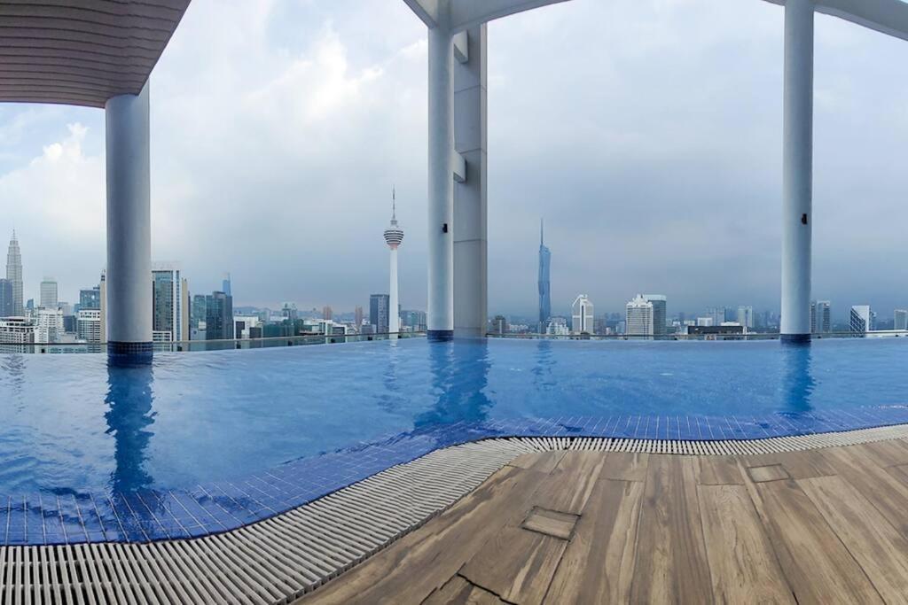Col18b Modern Infinity Pool Klcc Balcony View Apartment
