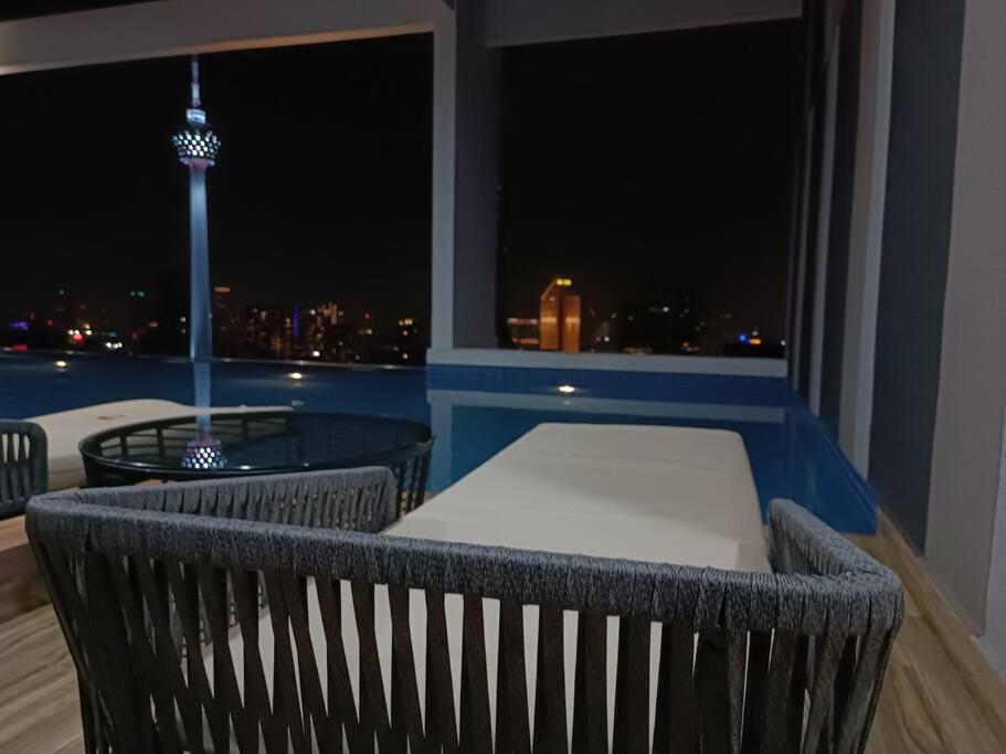 Col18b Modern Infinity Pool Klcc Balcony View Apartment Kuala Lumpur